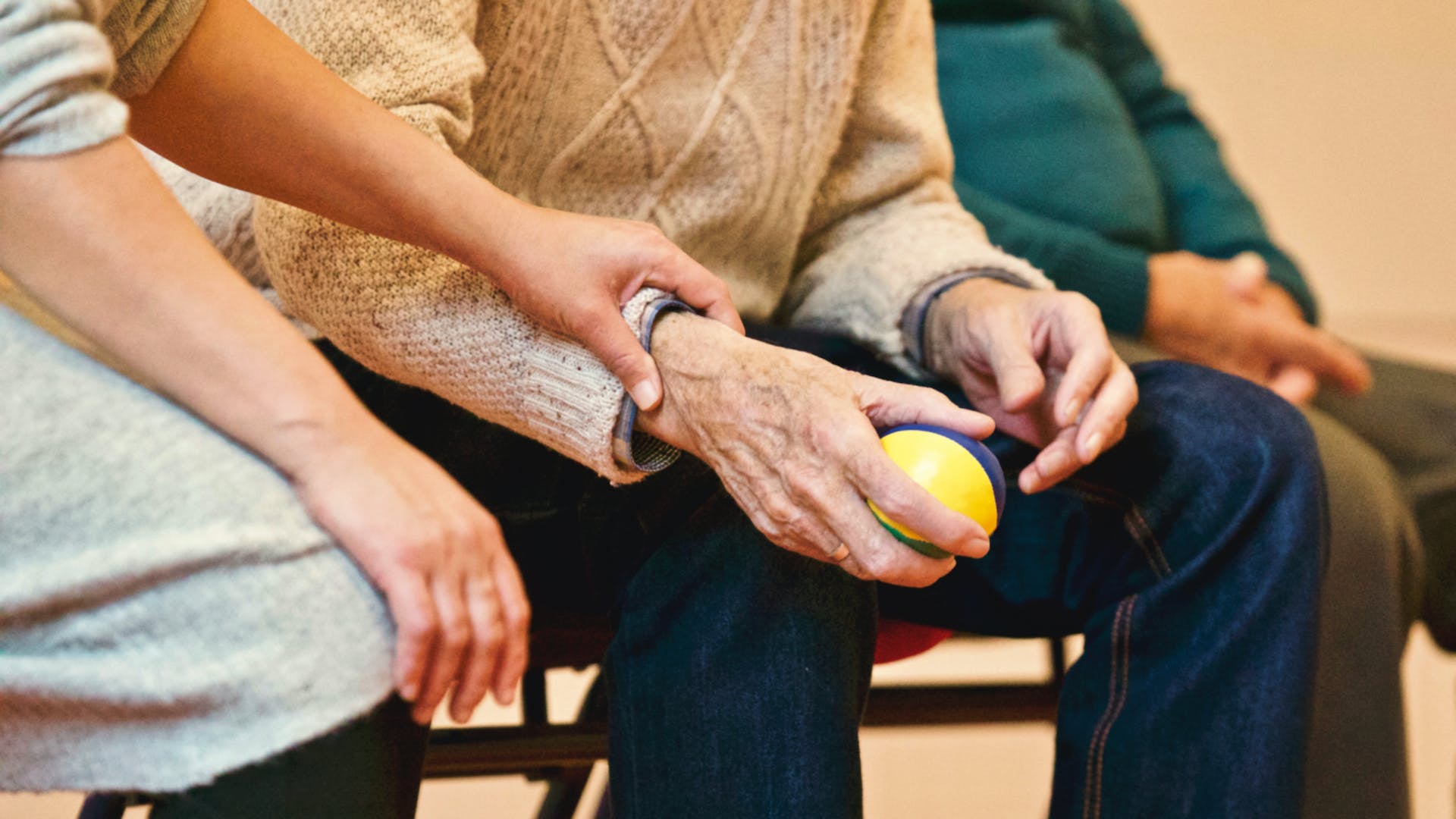 Infirmière posant un acte de soin à la personne.