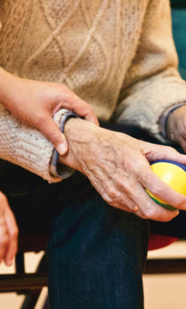 Infirmière posant un acte de soin à la personne.