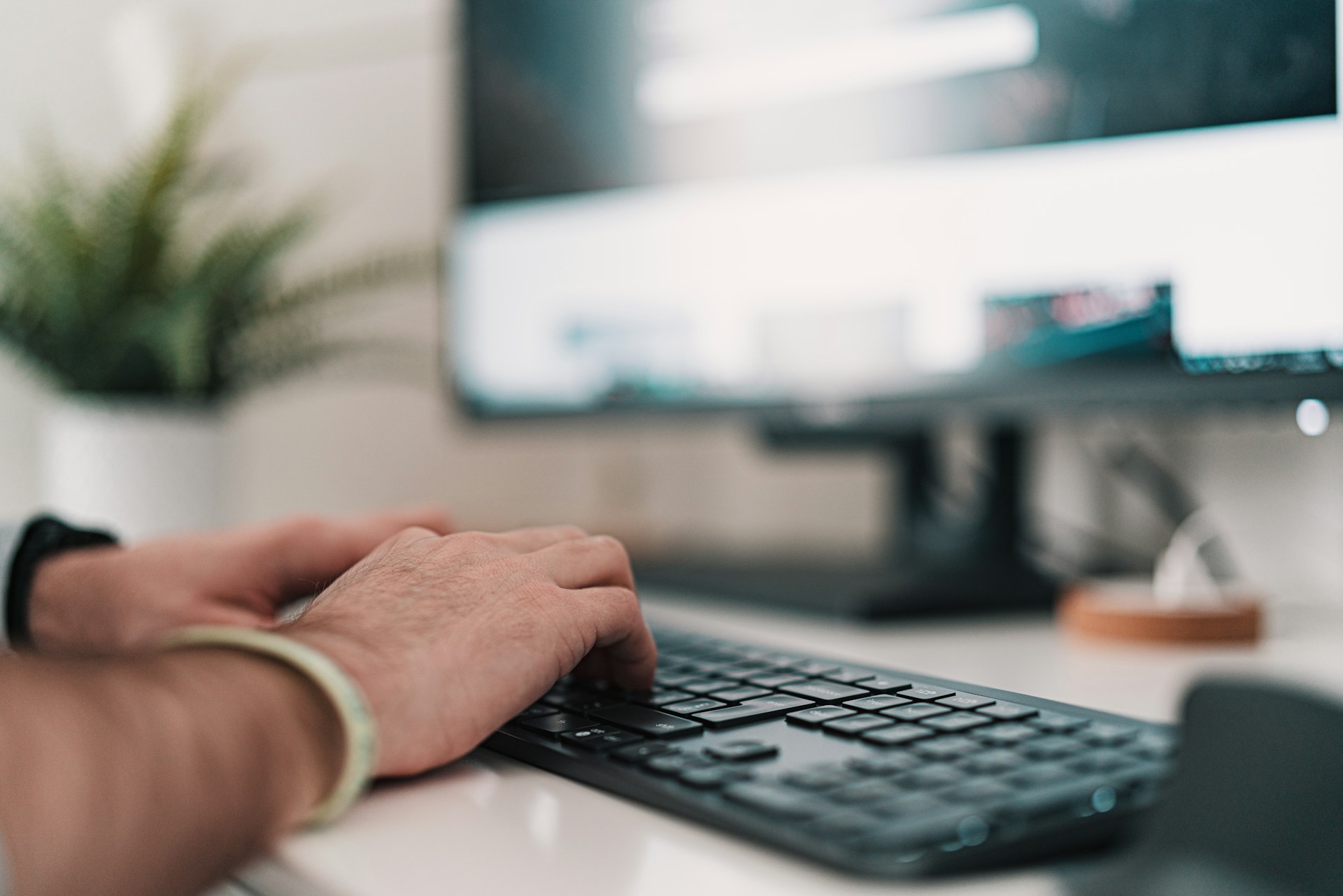 Personne entrain de frapper au clavier.